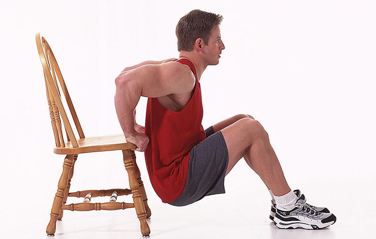 Упражнение 1. Отжимания с упором на стул