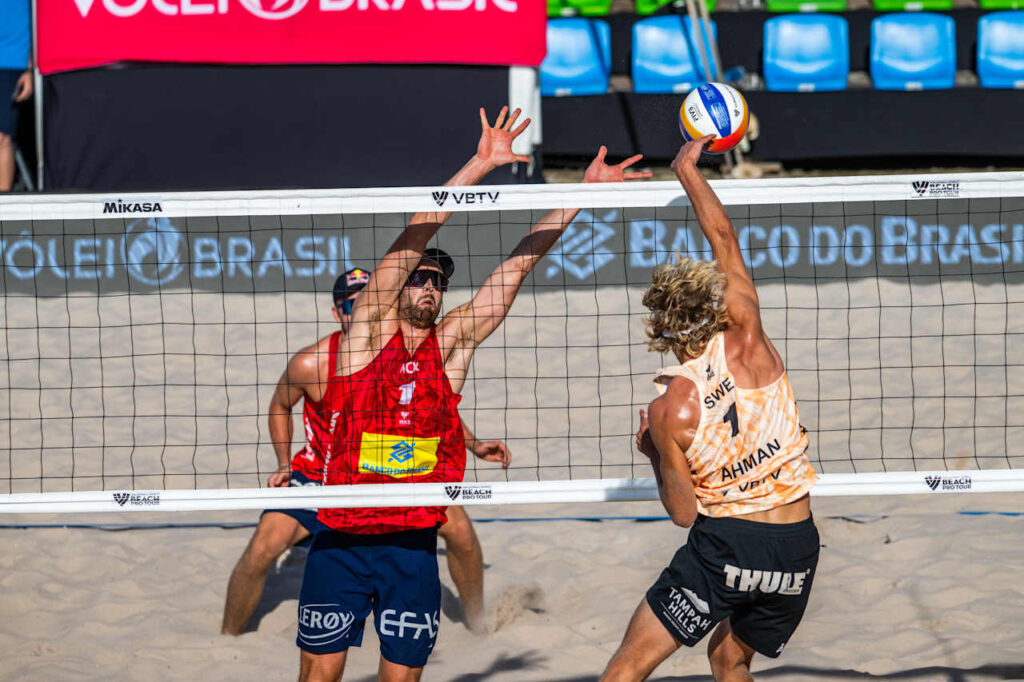 Андерс Мол (на блоке) против Давида Амана / Сакуарема 2025